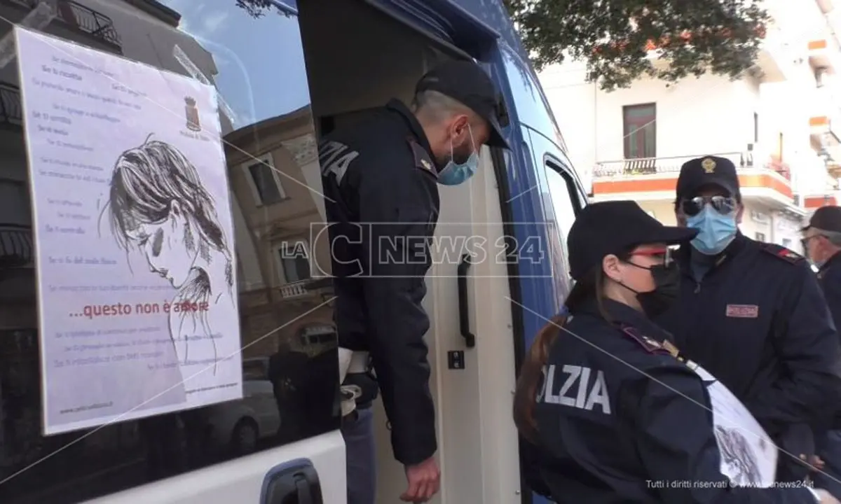 Giornata contro la violenza sulle donne, a Crotone il camper della polizia in occasione del 25 novembre