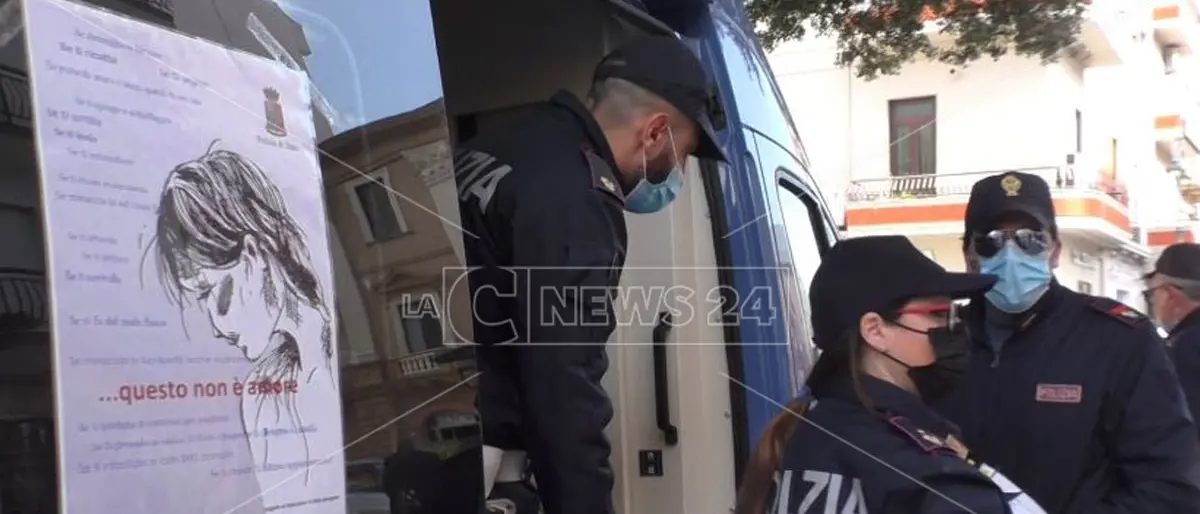 Giornata contro la violenza sulle donne, a Crotone il camper della polizia in occasione del 25 novembre