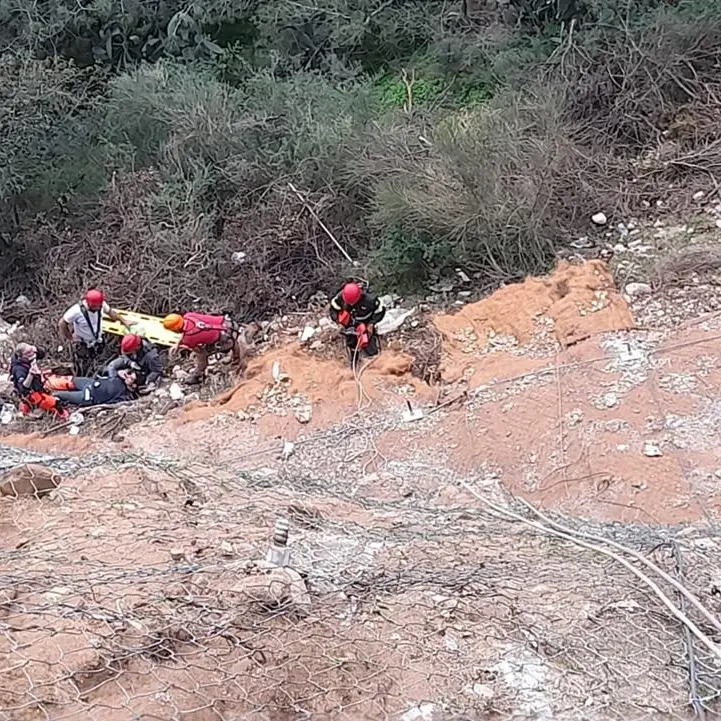 Uomo precipita in un dirupo nella Locride, in corso operazioni di recupero: non è in pericolo