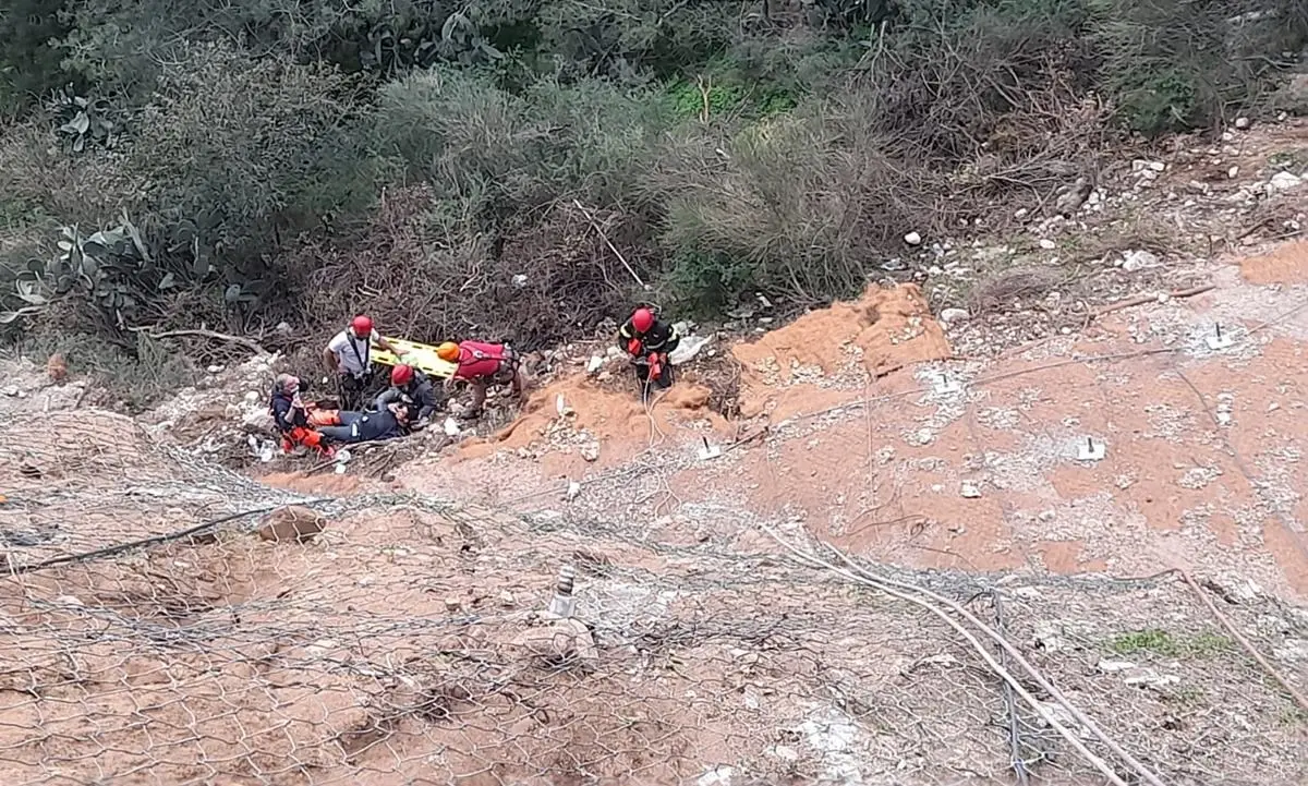 Uomo precipita in un dirupo nella Locride, in corso operazioni di recupero: non è in pericolo