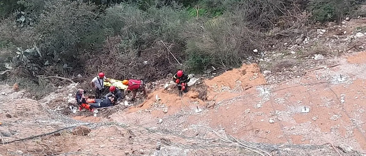 Uomo precipita in un dirupo nella Locride, in corso operazioni di recupero: non è in pericolo