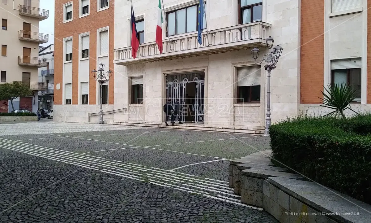 Lavori lungo la spiaggia di Crotone: carabinieri forestali acquisiscono documentazione al Comune