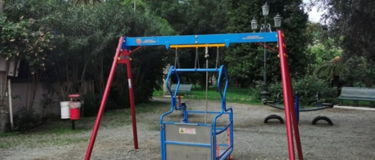 Reggio Calabria, all’interno della Villa comunale arriva la giostrina per bimbi diversamente abili