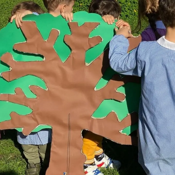 Corigliano Rossano, l’albero di cartone “piantato” dai bimbi di un asilo contro l’inciviltà degli adulti