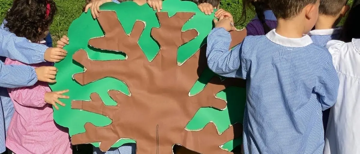 Corigliano Rossano, l’albero di cartone “piantato” dai bimbi di un asilo contro l’inciviltà degli adulti