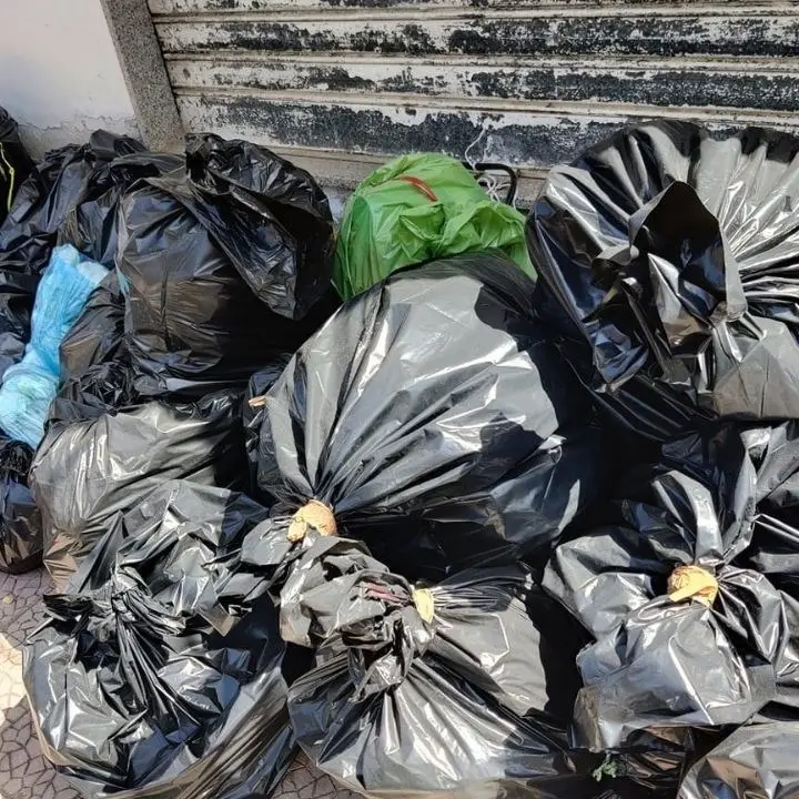 La società è senza Durc, Locride invasa dai rifiuti: raccolta ferma e cittadini infuriati