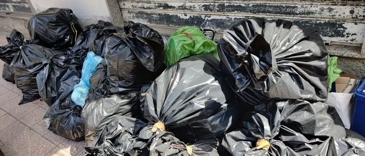 La società è senza Durc, Locride invasa dai rifiuti: raccolta ferma e cittadini infuriati