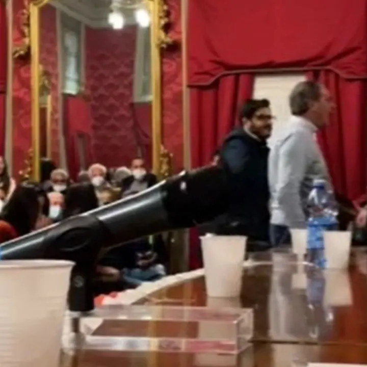 Cosenza, lite furibonda all’assemblea del Pd: Adamo e Covelli aggrediscono Italo Reale - VIDEO