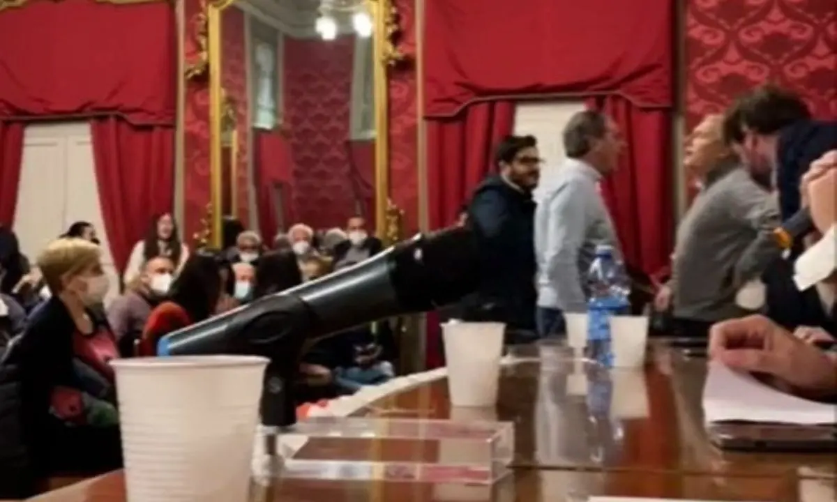 Cosenza, lite furibonda all’assemblea del Pd: Adamo e Covelli aggrediscono Italo Reale - VIDEO