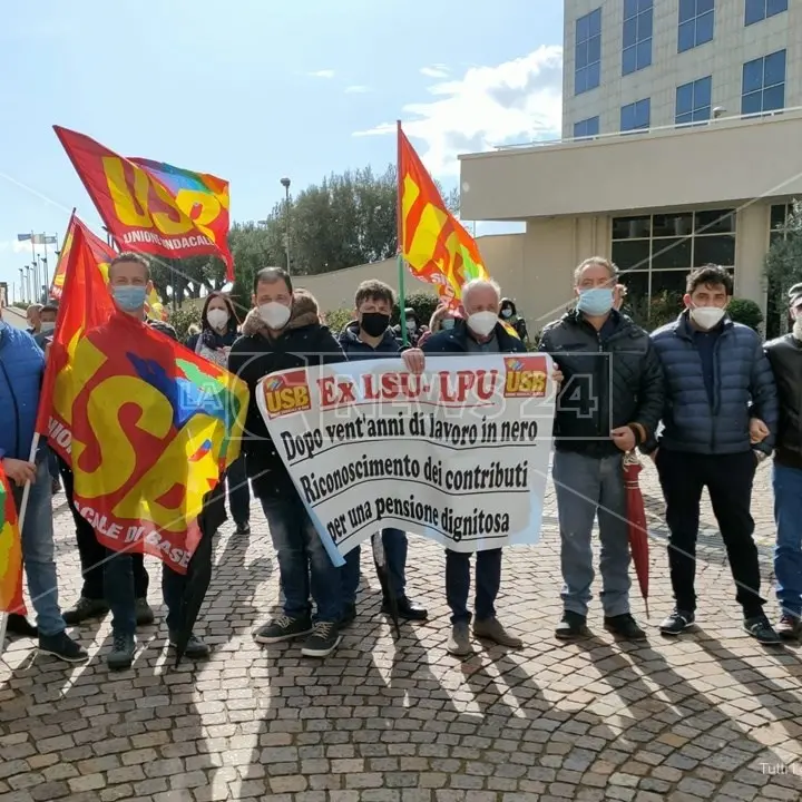 Catanzaro, lsu e lpu in protesta alla Cittadella: «Dopo la stabilizzazione stipendi e orari di lavoro ridotti»