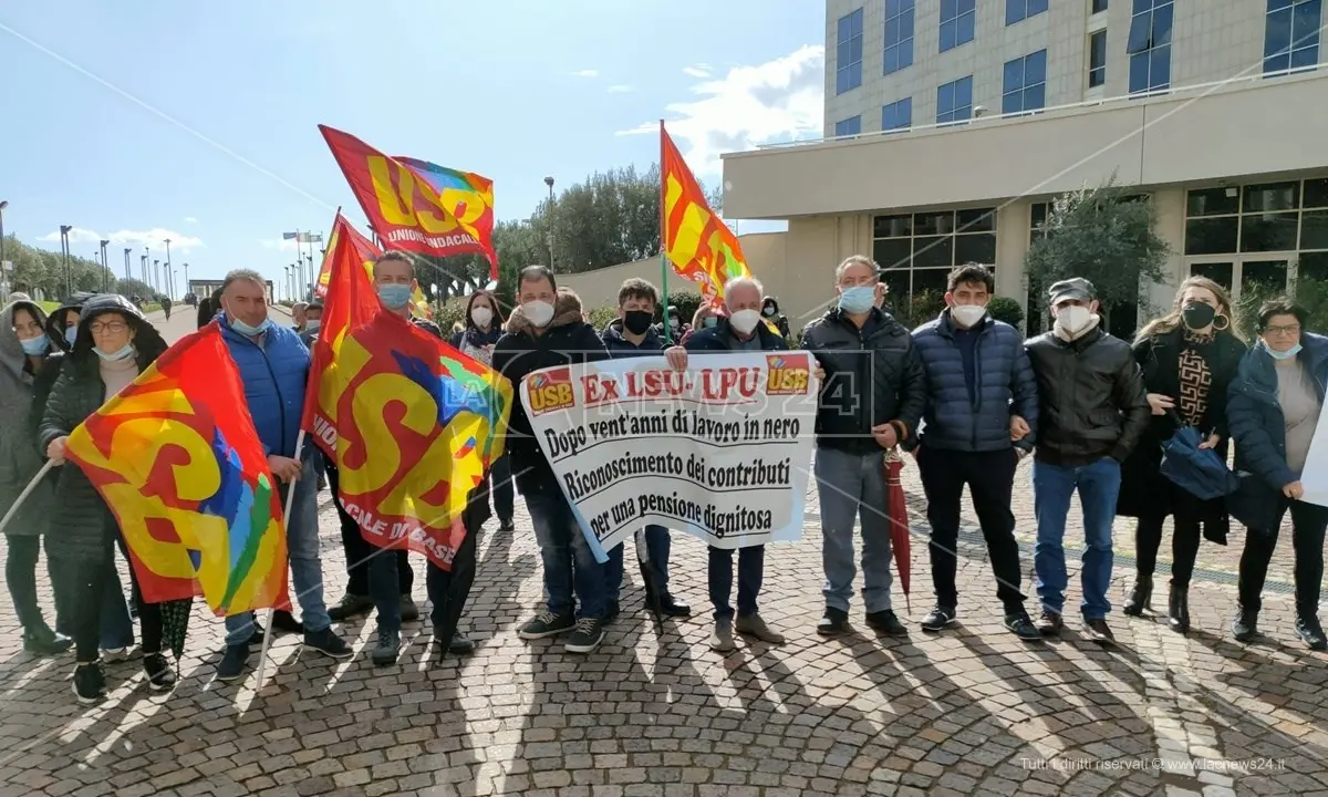 Catanzaro, lsu e lpu in protesta alla Cittadella: «Dopo la stabilizzazione stipendi e orari di lavoro ridotti»