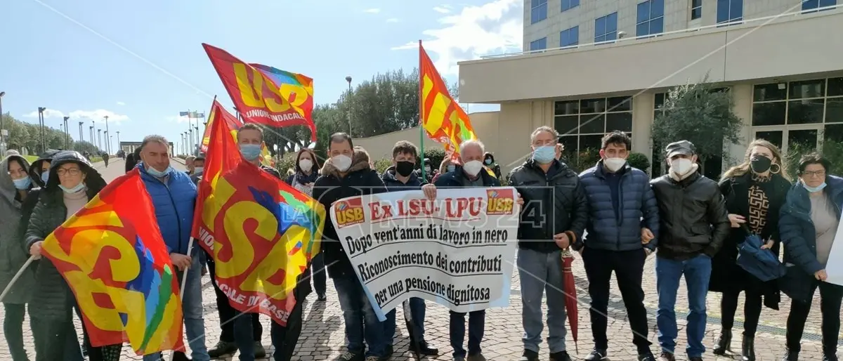 Catanzaro, lsu e lpu in protesta alla Cittadella: «Dopo la stabilizzazione stipendi e orari di lavoro ridotti»