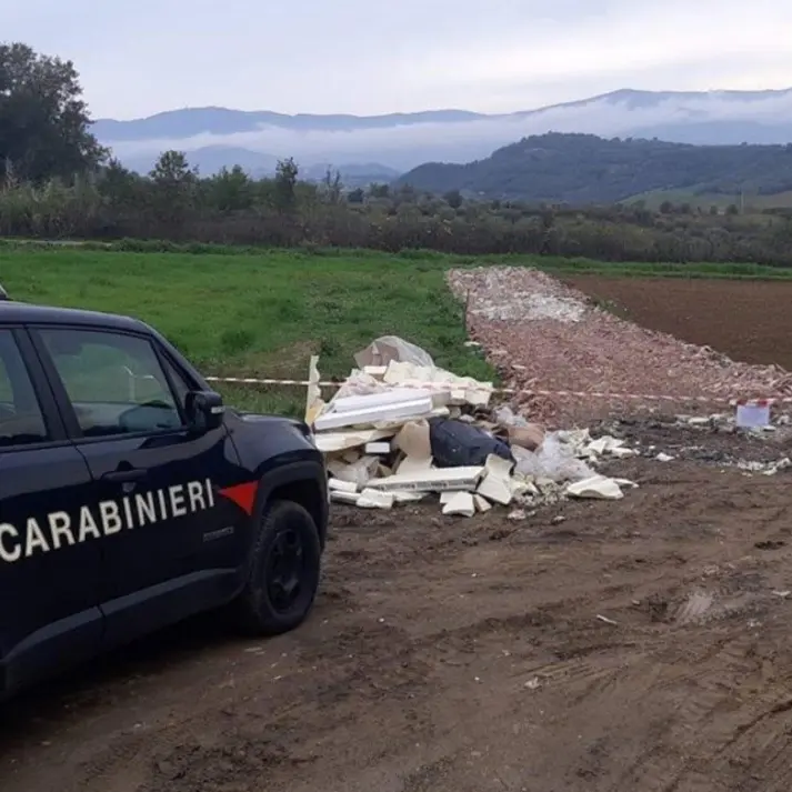 Brucia rifiuti in un terreno, denunciato imprenditore edile nel Cosentino