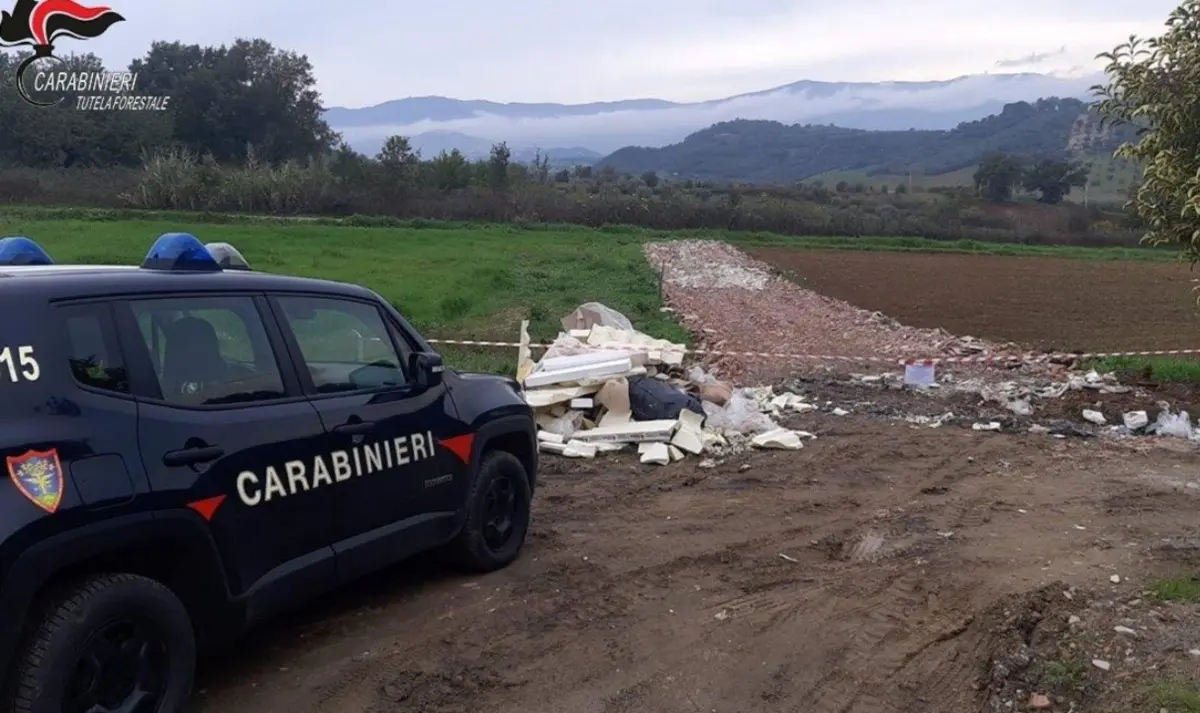 Brucia rifiuti in un terreno, denunciato imprenditore edile nel Cosentino