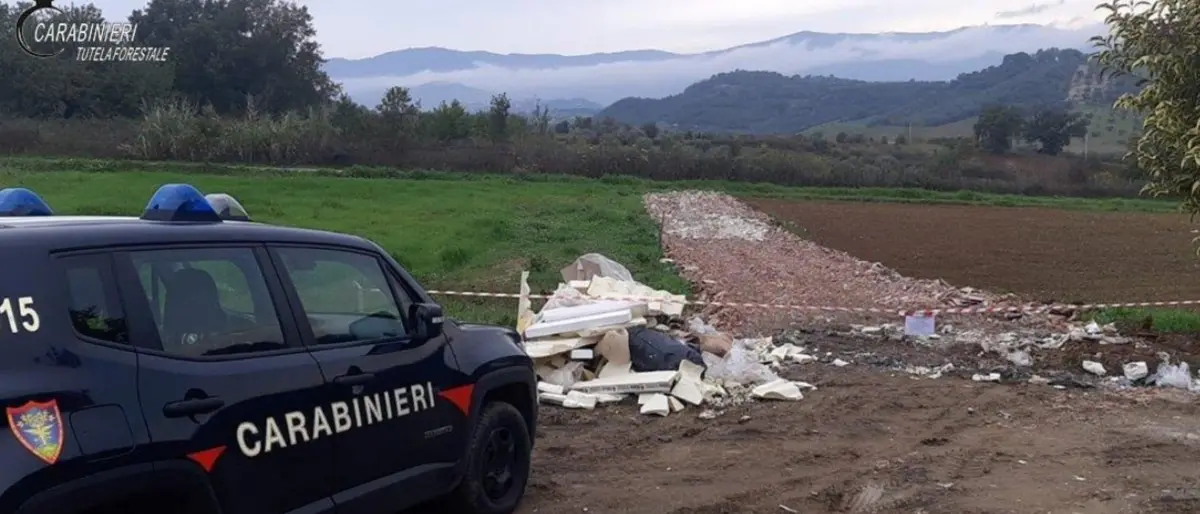 Brucia rifiuti in un terreno, denunciato imprenditore edile nel Cosentino