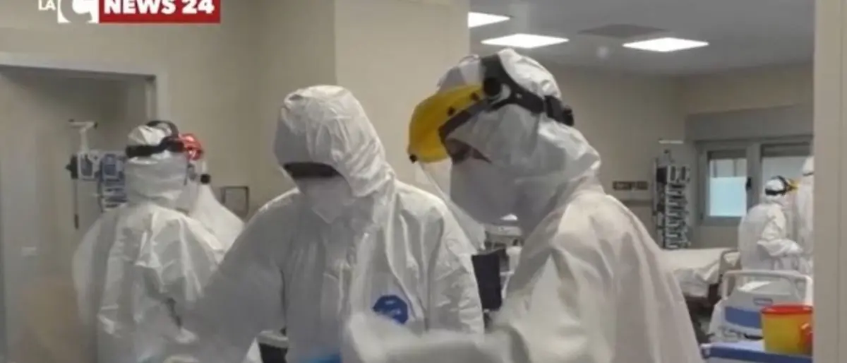 Covid, la variante che spaventa il mondo si chiama Omicron: l’Oms la classifica come “preoccupante”