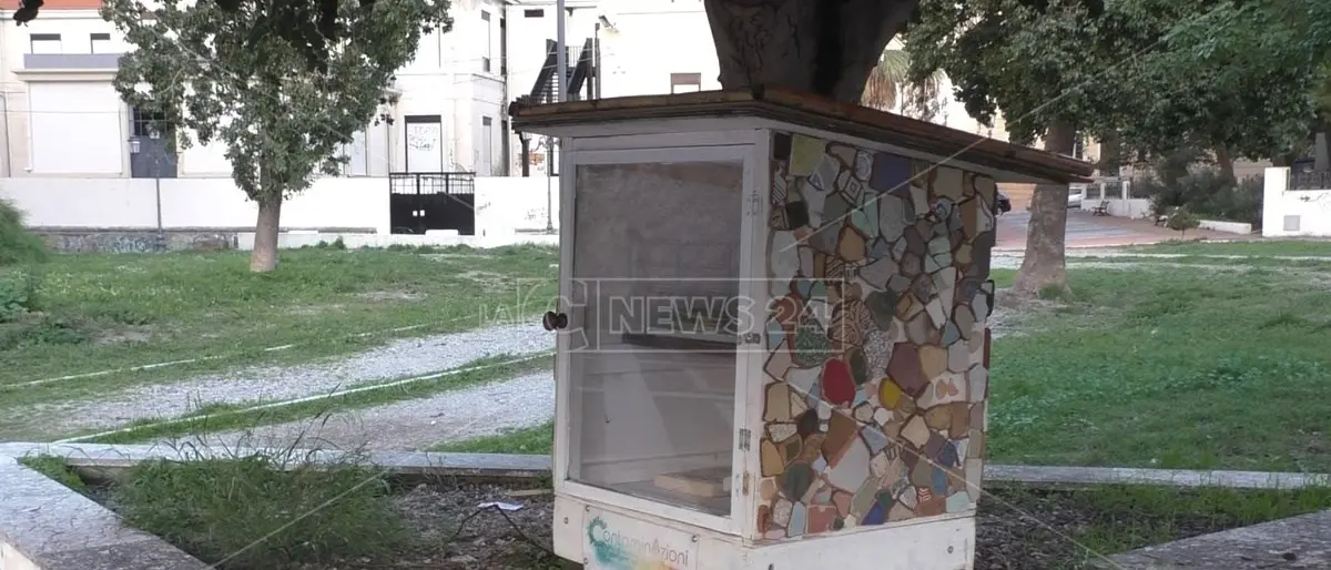 Reggio, il volontariato che salva la bellezza: la piccola biblioteca diffusa di piazza Castello torna al suo posto