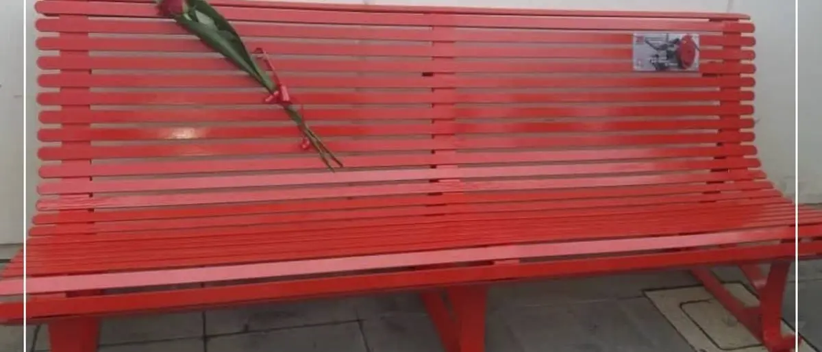 Simbolo della lotta alla violenza sulle donne, inaugurata all’università di Reggio una panchina rossa