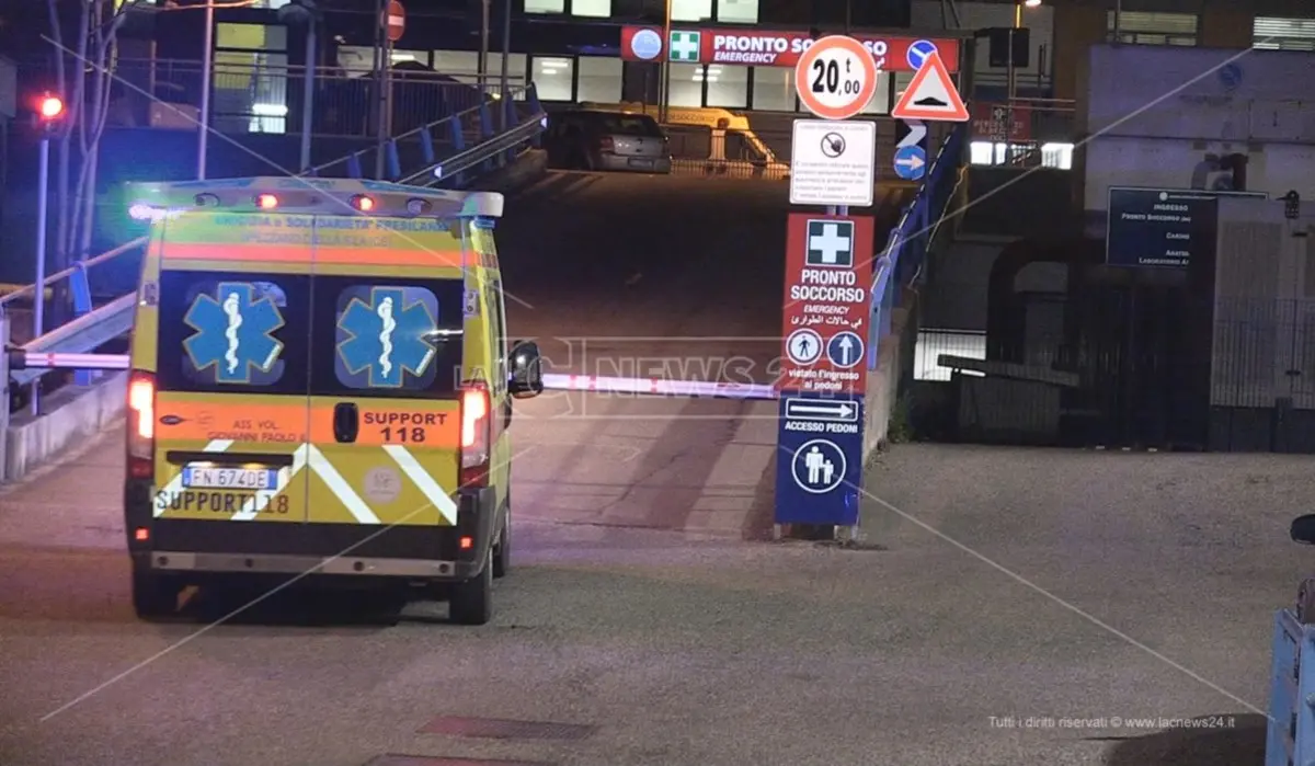 A Cosenza scene da prima ondata: reparti saturi, pazienti parcheggiati al Pronto soccorso e triage pieno