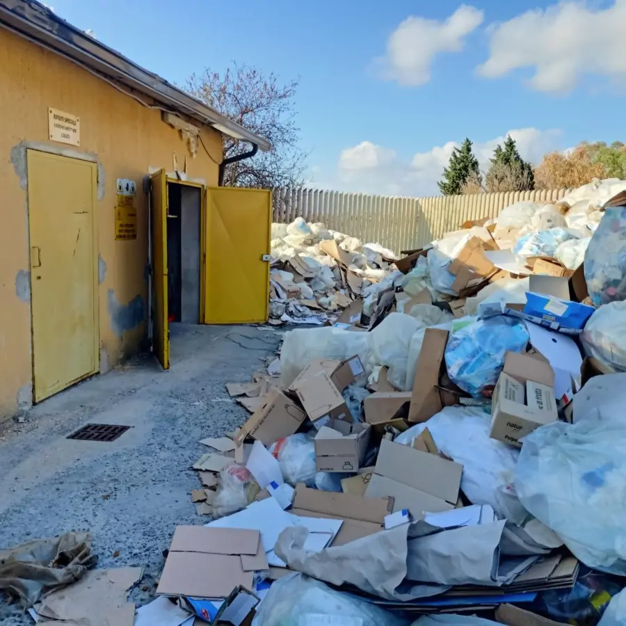 Ospedale di Locri, nel piazzale esterno montagne di rifiuti: la Uil scrive al prefetto
