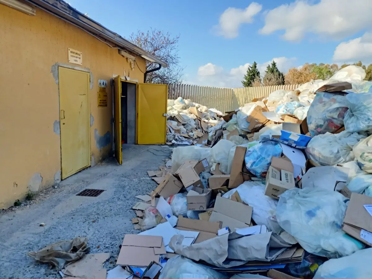 Ospedale di Locri, nel piazzale esterno montagne di rifiuti: la Uil scrive al prefetto