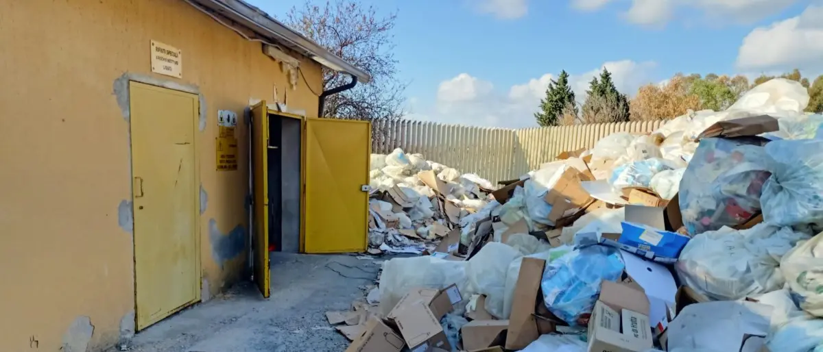 Ospedale di Locri, nel piazzale esterno montagne di rifiuti: la Uil scrive al prefetto