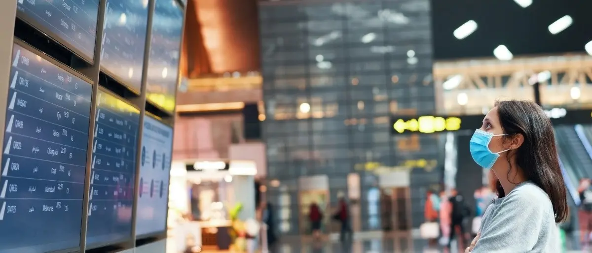 Covid, la variante Omicron è in Italia: stretta sui viaggi e i controlli