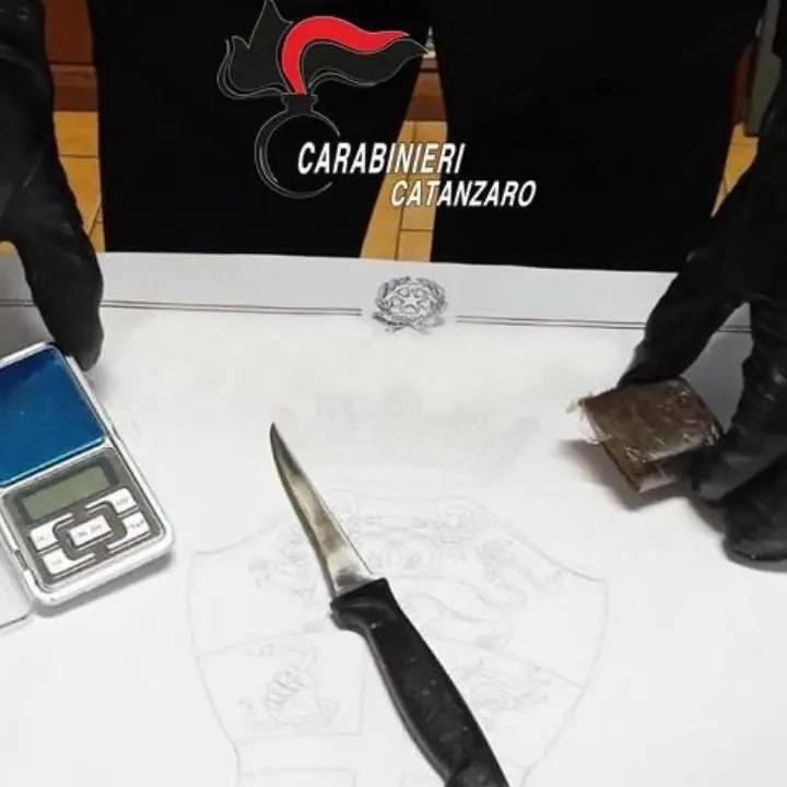Catanzaro, spacciava droga nel suo negozio: arrestato artigiano 66enne