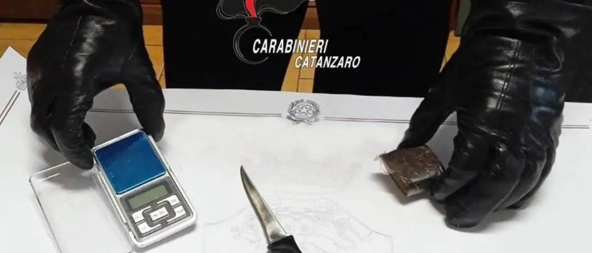 Catanzaro, spacciava droga nel suo negozio: arrestato artigiano 66enne