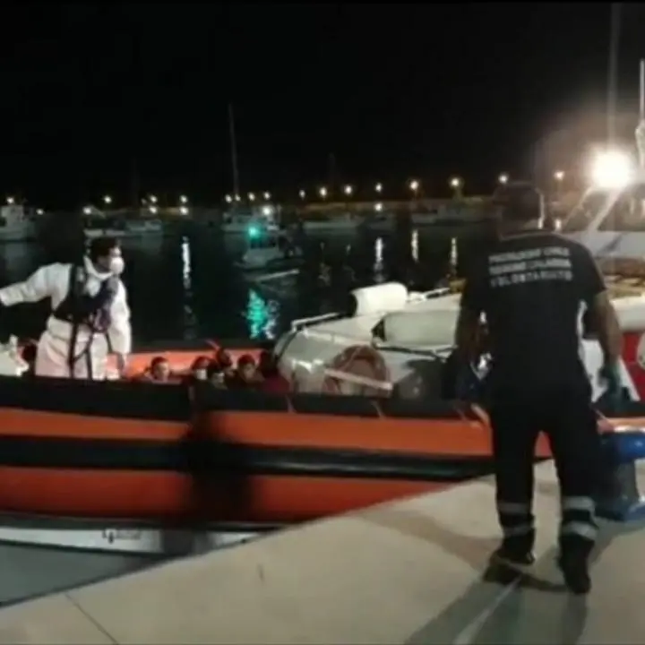 Migranti, continuano gli sbarchi in Calabria: 80 profughi arrivati nel Reggino, 160 verso Crotone