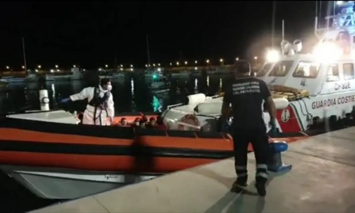 Migranti, continuano gli sbarchi in Calabria: 80 profughi arrivati nel Reggino, 160 verso Crotone