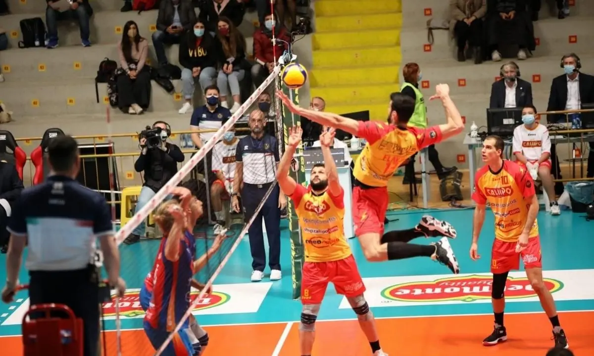 Volley, un punto per la Tonno Callipo nella battaglia contro Monza che vince al tie-break