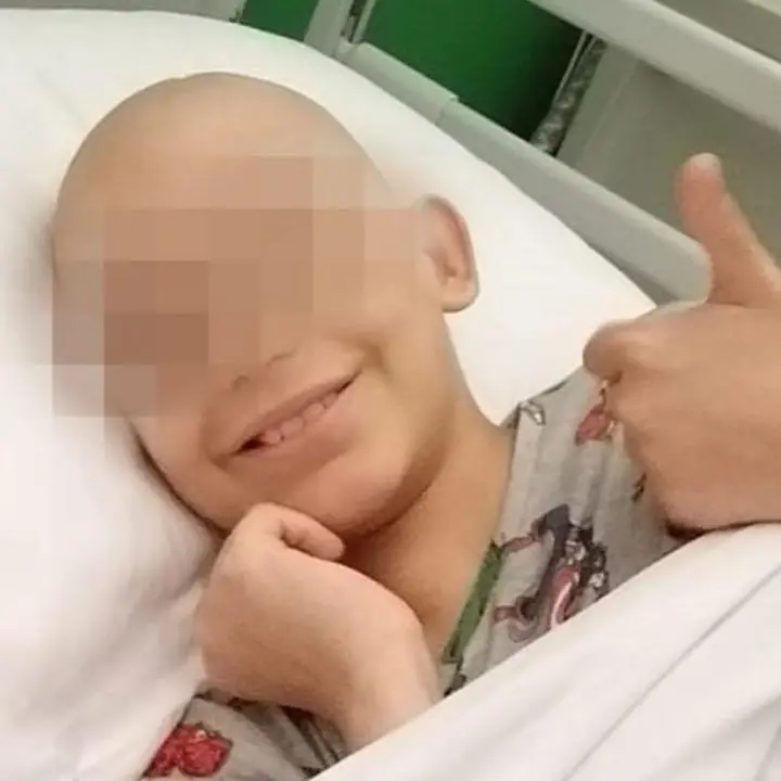 Reso cieco da un tumore al cervello ma ora il piccolo Matteo ha sconfitto il cancro: la gioia sui social