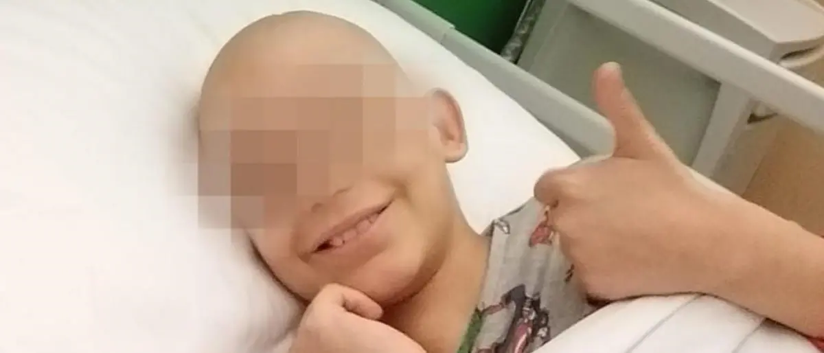 Reso cieco da un tumore al cervello ma ora il piccolo Matteo ha sconfitto il cancro: la gioia sui social