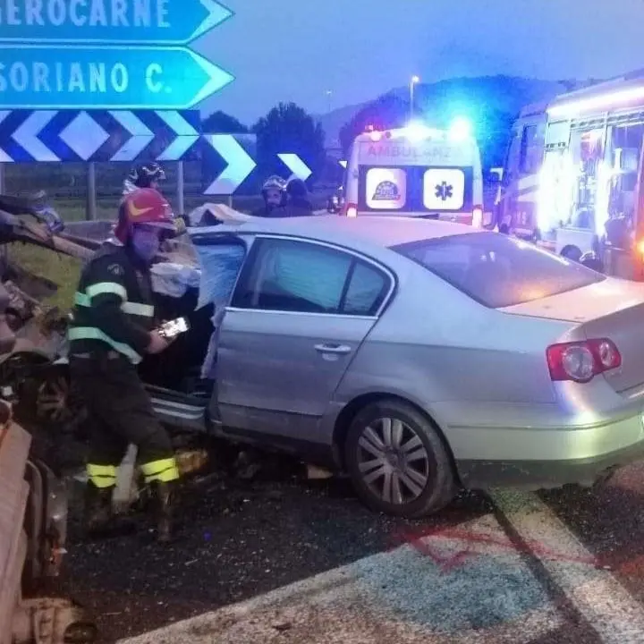 Incidente all’alba sull’A2: auto sbanda e finisce contro il guard-rail, 3 giovani feriti