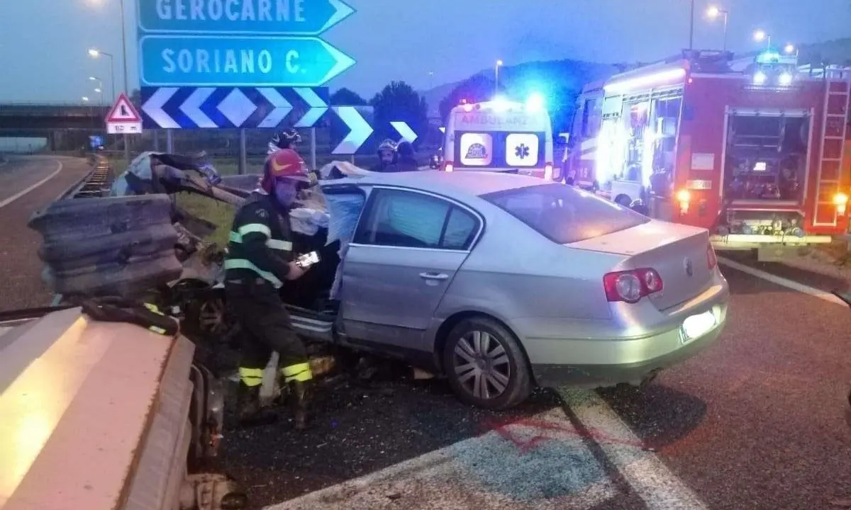 Incidente all’alba sull’A2: auto sbanda e finisce contro il guard-rail, 3 giovani feriti