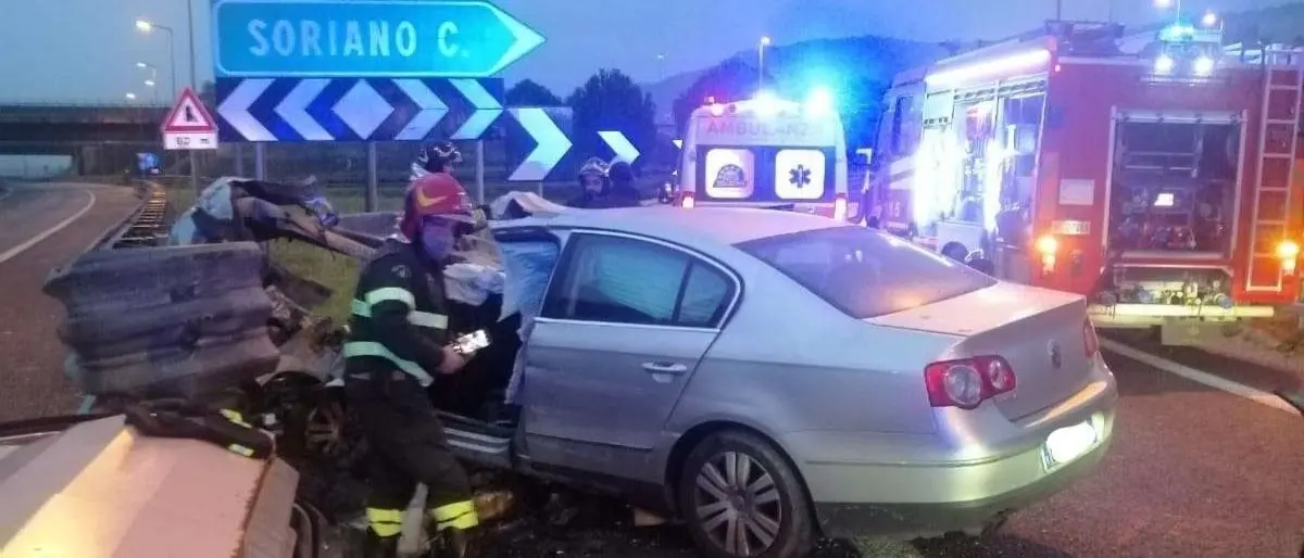 Incidente all’alba sull’A2: auto sbanda e finisce contro il guard-rail, 3 giovani feriti