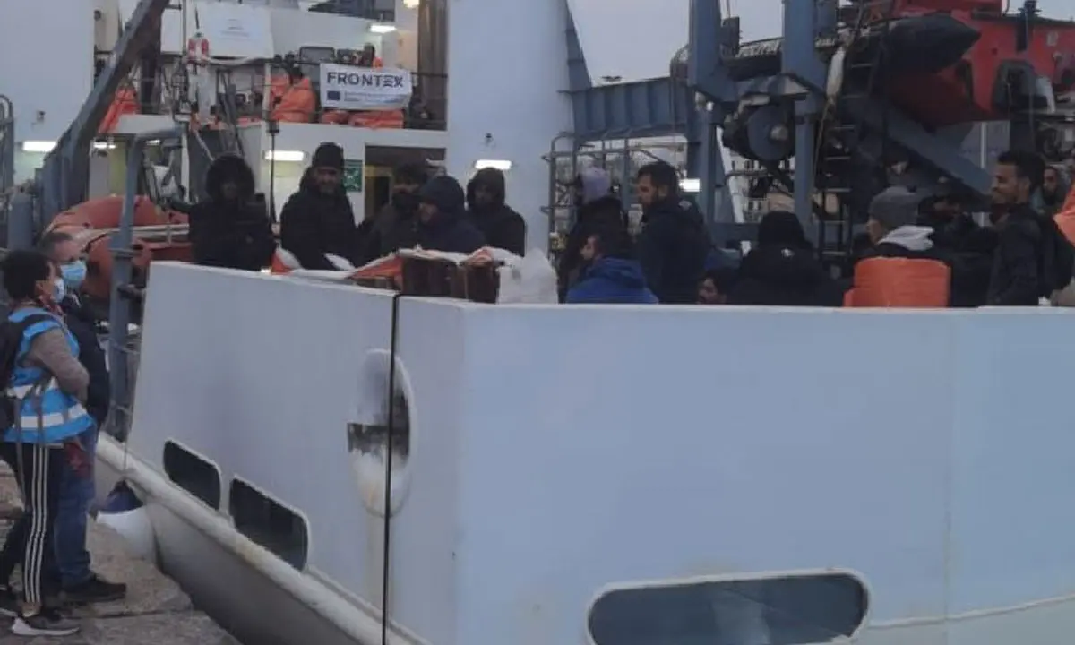 Nuovo sbarco a Crotone: arrivati questa mattina i 162 migranti soccorsi tra le onde nella notte