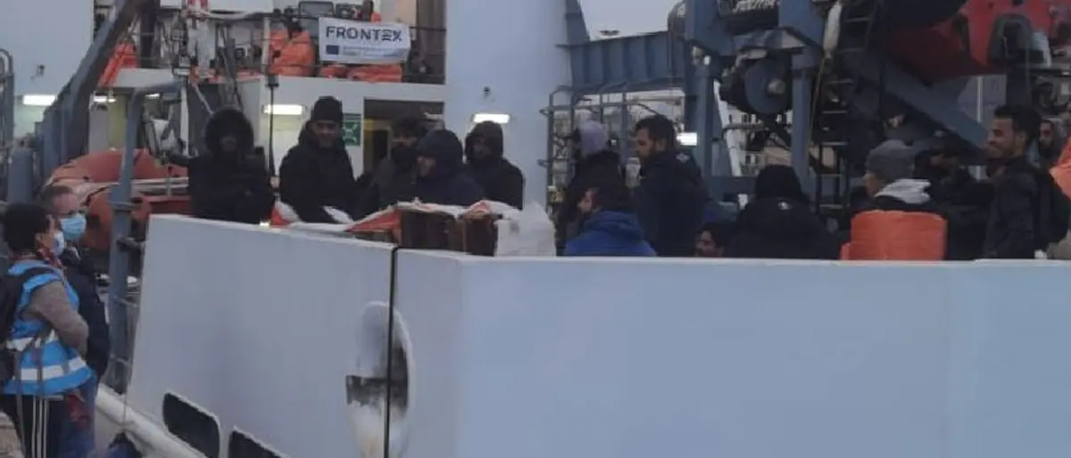 Nuovo sbarco a Crotone: arrivati questa mattina i 162 migranti soccorsi tra le onde nella notte