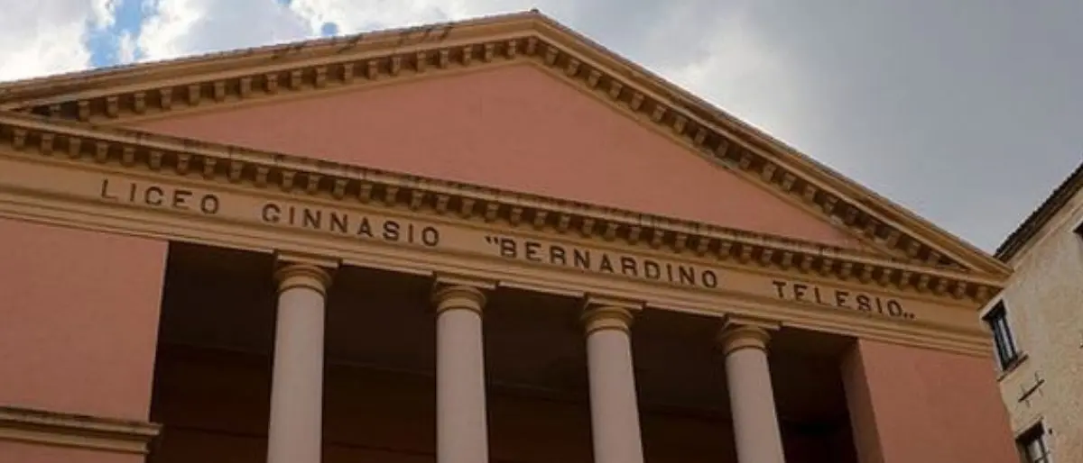 Cosenza, la scalinata della scuola diventa una cascata d’acqua: disagi per gli studenti