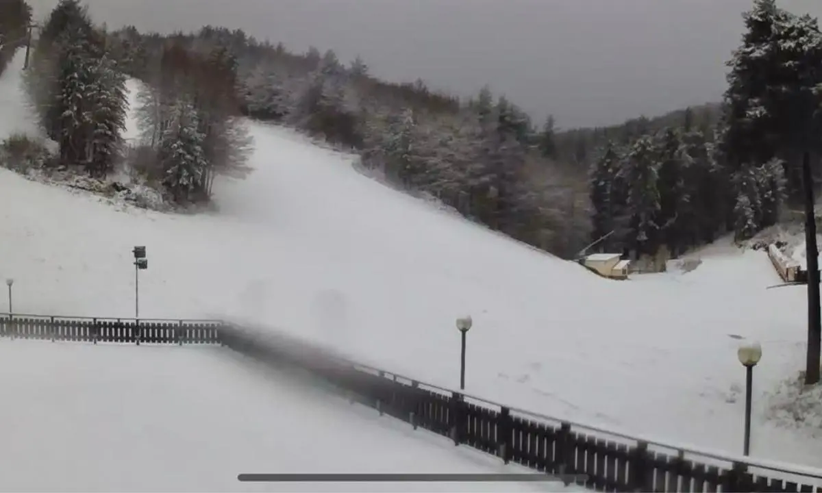 Torna la neve in Calabria, imbiancate nella notte le vette della Sila e del Pollino