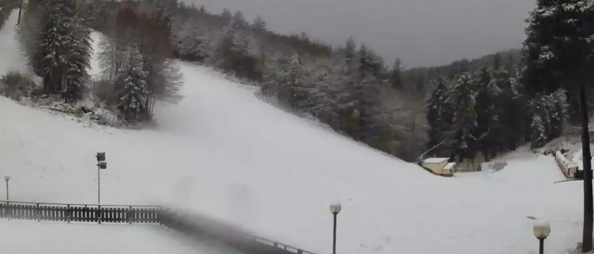 Torna la neve in Calabria, imbiancate nella notte le vette della Sila e del Pollino
