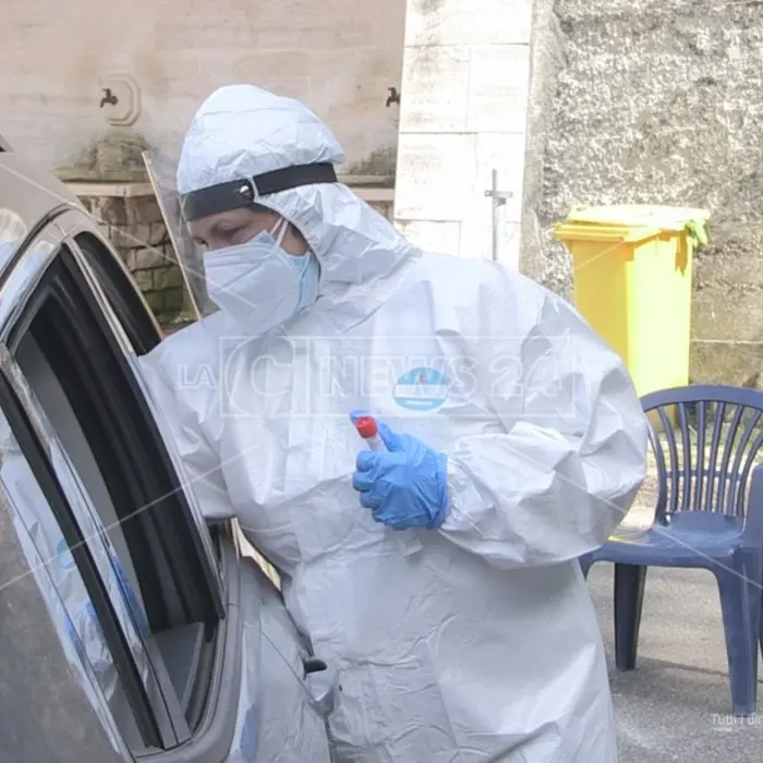 Variante Omicron, tampone negativo per due calabresi entrati in contatto con il paziente zero