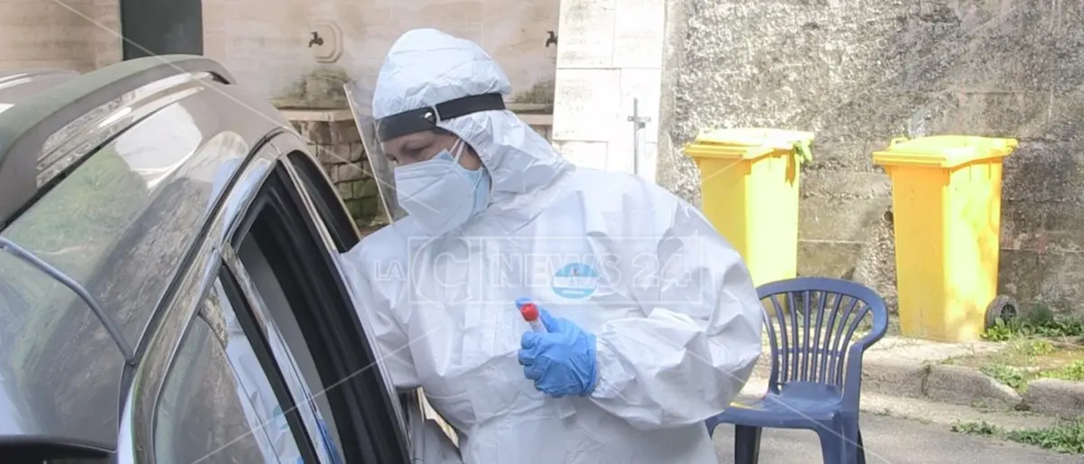 Variante Omicron, tampone negativo per due calabresi entrati in contatto con il paziente zero