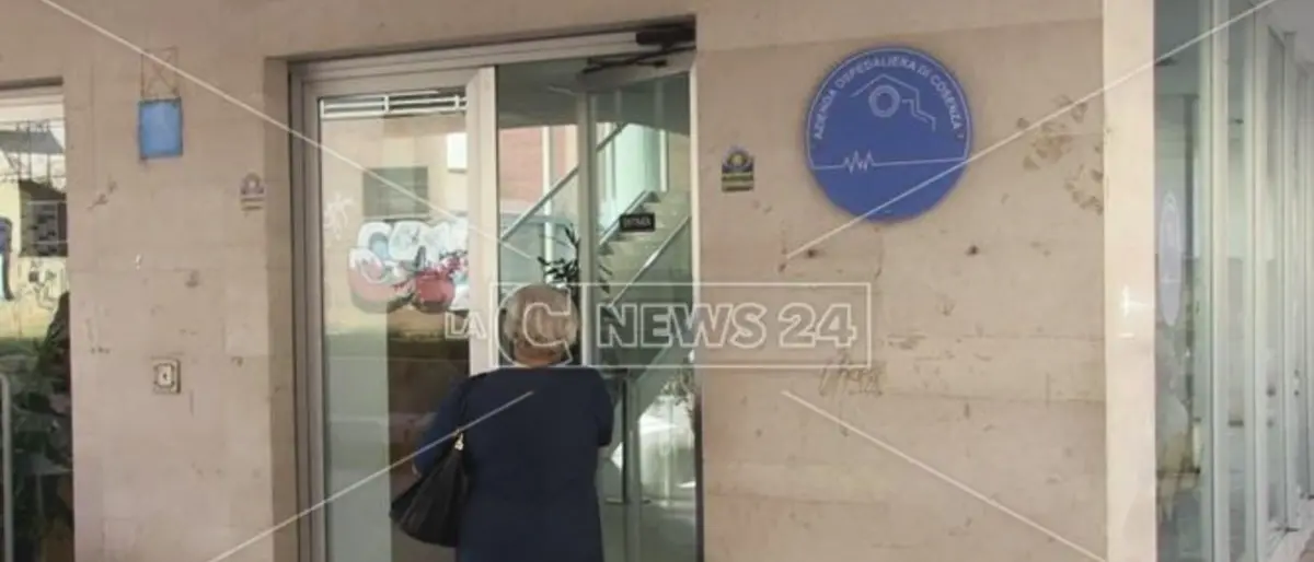 Sanità Cosenza, gli operatori oss mai assunti in piazza contro l’Azienda ospedaliera