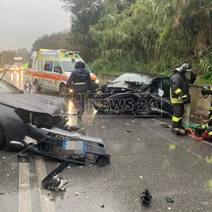 Incidente stradale a Rende, ferite due persone: una è stata trasportata in ospedale in codice rosso