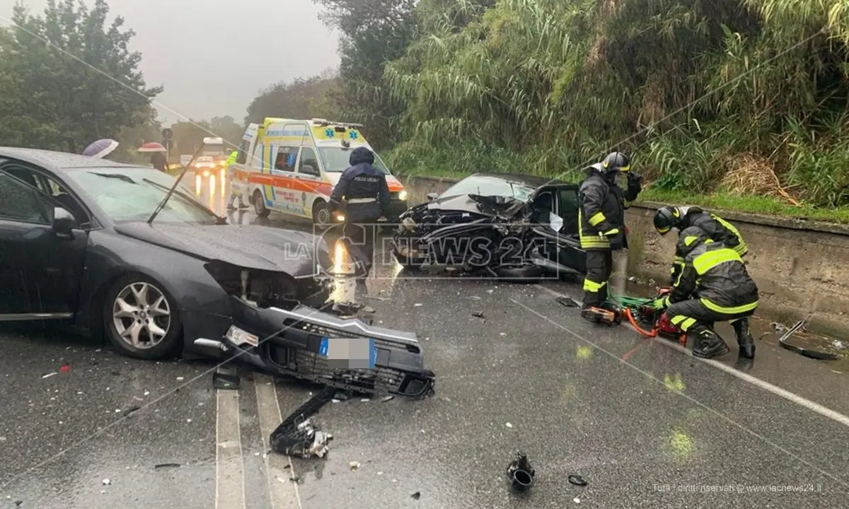 Incidente stradale a Rende, ferite due persone: una è stata trasportata in ospedale in codice rosso