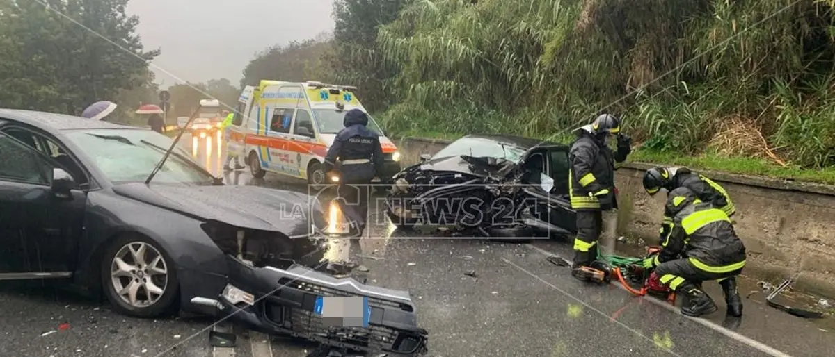 Incidente stradale a Rende, ferite due persone: una è stata trasportata in ospedale in codice rosso