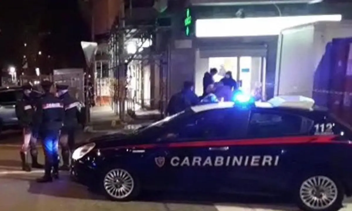 Tenta di sventare una rapina a Torino, accoltellato un carabiniere: è grave