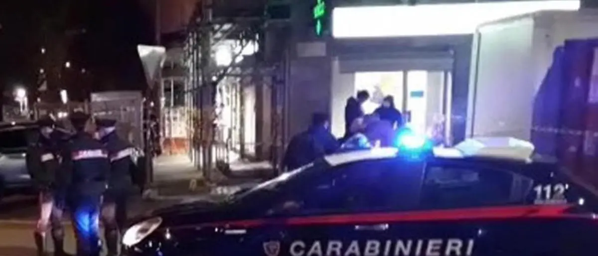 Tenta di sventare una rapina a Torino, accoltellato un carabiniere: è grave